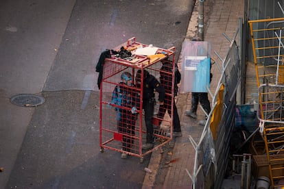 Los Mossos entran a las casas okupadas de la Bonanova con una jaula metálica de fabricación casera.