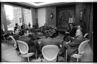 En la mañana del 25 de febrero de 1981, los dirigentes de los principales partidos fueron recibidos por el rey Juan Carlos en la Zarzuela. Cuatro días atrás se había producido el intento de golpe de Estado. En la imagen, todos escuchan a Felipe González (de espaldas). / GUSTAVO CATALÁN DEUS