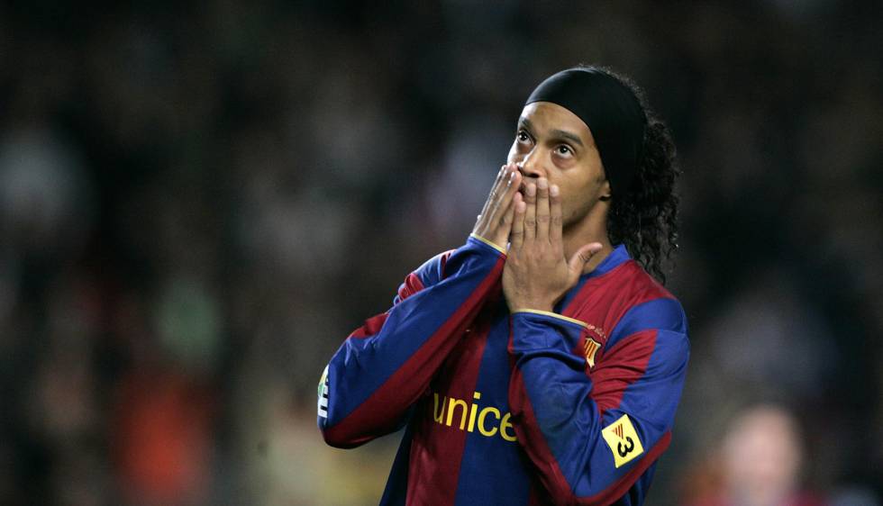 Ronaldinho, en un partido en Camp Nou durante la temporada 2007-2008.