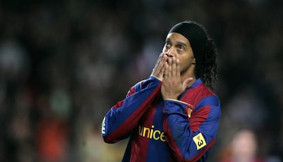 Ronaldinho, en un partido en Camp Nou durante la temporada 2007-2008.