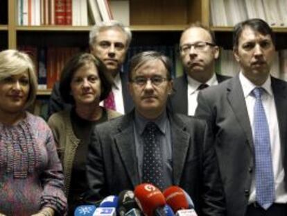 &Aacute;ngel Dolado (en el centro), rodeado de otros representantes de la judicatura, el 30 de octubre.