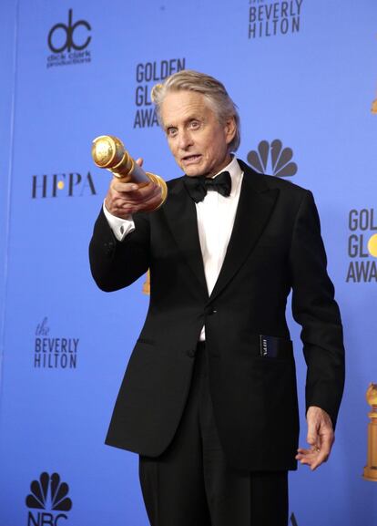 Michael Douglas señala a los medios gráficos congreados en el 'photocall' después de recibir el premio a Mejor actor de serie de comedia o musical por 'El método Kominisky'.