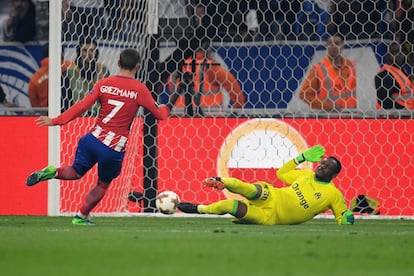 Antoine Griezmann, del Atlético de Madrid, abre el marcador de la final.