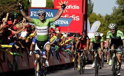 Degenkolb celebra su victoria tras cruzar la meta en Ronda.