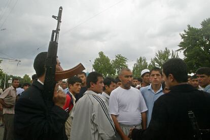 La república ex soviética de Uzbekistán vive un levantamiento popular que ha tenido como epicentro la ciudad de Andizhán, donde un grupo de armado ha tomado la sede del Gobierno.