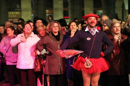 El público bilbaíno abarrotó la Plaza Nueva anoche, pese al sirimiri, para ver el arranque del Carnaval amenizados por las 'Bilboko Konpartsak'.