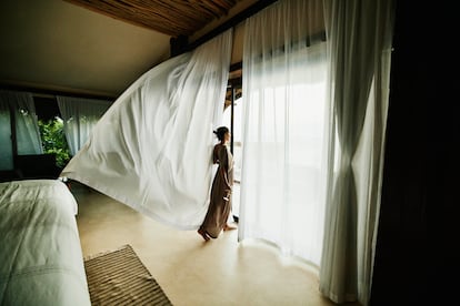 Ventilar es muy importante. Una habitación cerrada es siempre un caldo de cultivo para los virus. Las autoridades sanitarias recomiendan hacerlo al menos 3 veces al día, además de cuidar la limpieza de la casa: aspirar en lugar de barrer, desinfectar picaportes, teléfonos, mesas y sillas; y limpiar el polvo con trapos húmedos, nunca secos. Se puede hacer con los productos de limpieza habituales y con agua muy caliente, ya que el virus se inactiva a una temperatura mayor de 70 ºC.