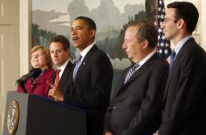 Larry Summers (segundo por la derecha), en una rueda de prensa junto a Barack Obama