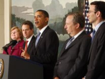 Larry Summers (segundo por la derecha), en una rueda de prensa junto a Barack Obama