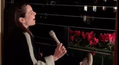Ruth Lorenzo cantando para su agradecido vecindario desde el balcón de su casa de Barcelona.