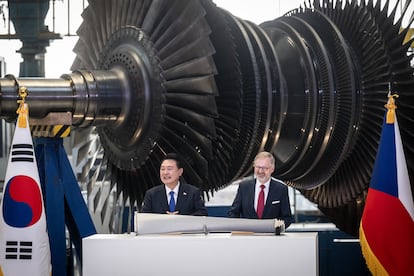 El expresidente de Corea del Sur, Yoon Suk Yeol, y el primer ministro checo, Petr Fiala, en la firma de un memorando de entendimiento sobre la cooperación en energía nuclear durante su visita a las empresas de energía nuclear Doosan Skoda Power y JS Skoda en Pilsen, el 20 de septiembre de 2024.