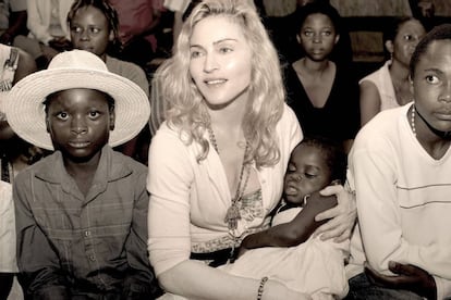 Madonna con Mercy James en brazos antes de adoptarla durante una visita de la cantante a Malaui en 2009.