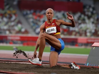 La venezolana Yulimar Rojas compite en las rondas preliminares del grupo A de triple salto femenino durante los Juegos Olímpicos 2020, este viernes en el Estadio Olímpico de Tokio.