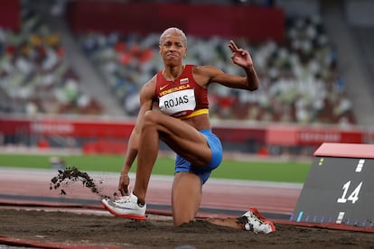 La venezolana Yulimar Rojas compite en las rondas preliminares del grupo A de triple salto femenino durante los Juegos Olímpicos 2020, este viernes en el Estadio Olímpico de Tokio.