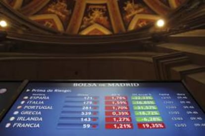 En la imagen de ayer, monitor en la bolsa de Madrid que muestra, entre otras, la prima de riesgo de España, que mide la confianza del mercado en la deuda soberana española.