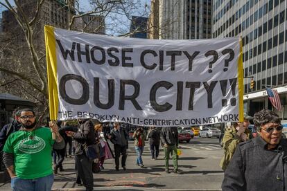 En 2016, Nueva York fue escenario de varias protestas contra el plan de segregación de las personas con bajos recursos en zonas de inclusión y áreas asequibles. Los movimientos por el "derecho a la ciudad" exigen no solo el acceso a sus recursos, sino "el derecho a cambiar y reinventar la ciudad de acuerdo con nuestros deseos", como recoge el geógrafo David Harvey en 'Ciudades rebeldes' (Ed. Akal). |