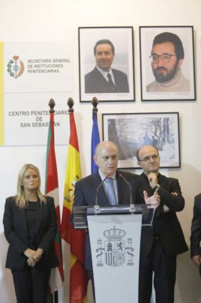 El ministro del Interior, Jorge Fern&aacute;ndez D&iacute;az, junto al obispo Jos&eacute; Ignacio Munilla y Mari Mar Blanco. preside en la c&aacute;rcel de Martutene el homenaje a tres funcionarios de prisiones asesinados por ETA en los 90.