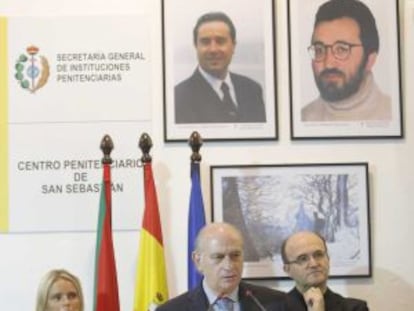 El ministro del Interior, Jorge Fern&aacute;ndez D&iacute;az, junto al obispo Jos&eacute; Ignacio Munilla y Mari Mar Blanco. preside en la c&aacute;rcel de Martutene el homenaje a tres funcionarios de prisiones asesinados por ETA en los 90.