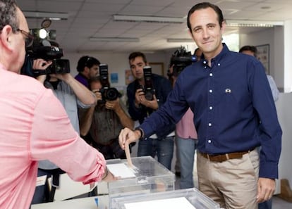 El candidato del Partido Popular al Parlamento Balear José Ramón Bauzá, vota en el colegio electoral de Marratxi, Mallorca.