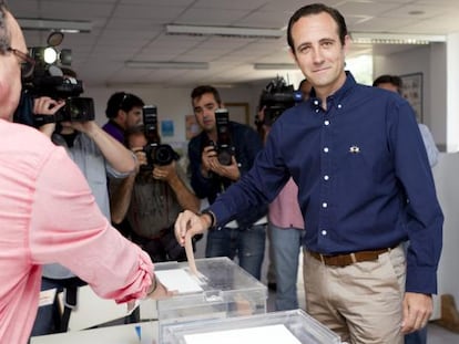 El candidato del Partido Popular al Parlamento Balear José Ramón Bauzá, vota en el colegio electoral de Marratxi, Mallorca.