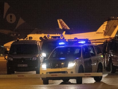 Búsqueda en el aeropuerto de Palma de Mallorca del grupo de pasajeros fugados, el pasado mes de noviembre.