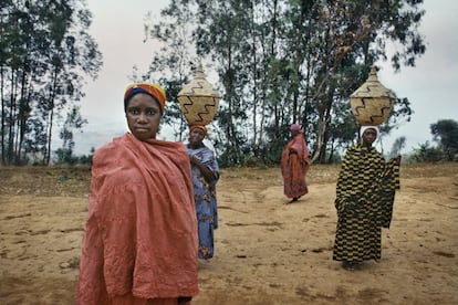 Campesinas desplazadas se dirigen al mercado de Nitita, una localidad de Burundi azotada por la violencia desatada durante la guerra civil del país africano. En octubre de 1993, el presidente hutu, Melchior Ndadaye, elegido en unas elecciones democráticas controladas por observadores internacionales, fue asesinado por militares tutsis junto a varios de sus ministros cuando apenas llevaba 100 días en el poder. Entre 50.000 y 100.000 burundeses fueron asesinados en las semanas posteriores y más de medio millón tuvieron que huir de sus casas y desplazarse a otras zonas del país, de apenas cinco millones de habitantes. Otros miles de burundeses atravesaron las fronteras y se refugiaron en países limítrofes como Ruanda. En Nitita, los tutsis huyeron o fueron asesinados en la ola de venganza. Sus casas fueron destruidas, sus cosechas quemadas y su ganado robado. El Ejército, controlado por la minoría tutsi, acudió en auxilio de los miembros de esta etnia y perpetró nuevas matanzas entre los hutus.