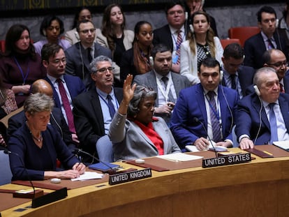La embajadora de Estados Unidos ante la ONU, Linda Thomas-Greenfield, se abstiene en la resolución de alto el fuego, este lunes.