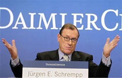 El presidente de DaimlerChrysler, Jürgen E. Schrempp, durante una comparecencia en febrero de este año.