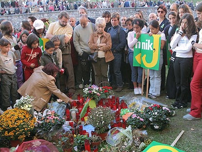 Un grupo de manifestantes coloca flores junto al lugar de la muralla de Hondarribia donde cayó Jokin.