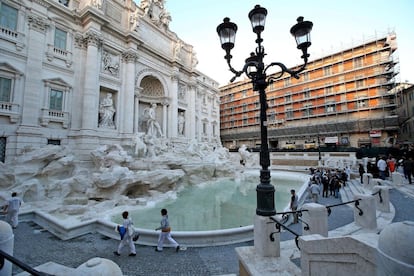 El paso del tiempo y la gran afluencia de turistas habían provocado desperfectos en la fuente más famosa de Roma. El desprendimiento de algunas partes del monumento hizo necesaria la restauración.