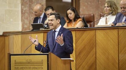 El presidente de la Junta, Juan Manuel Moreno, durante su intervención en el debate sobre el estado de Andalucía en el Parlamento autónomo.