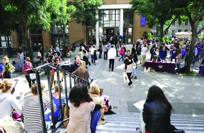 Alumnos en el campus de SOAS.