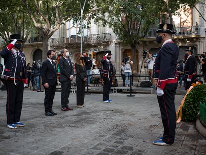 Quim Torra, en el centro, con Pere Aragonès y Meritxell Budó, durante la ofrenda floral.