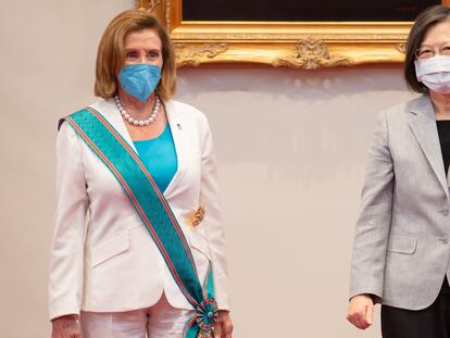 Nancy Pelosi, el miércoles con la presidenta de Taiwán, Tsai Ing-wen, en una imagen oficial taiwanesa.