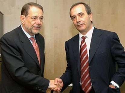 Javier Solana (izquierda) saluda al ministro español del Interior, José Antonio Alonso, ayer en Luxemburgo. 

/ EFE