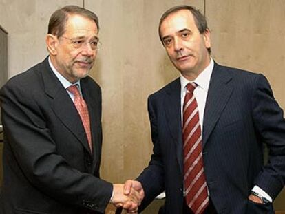 Javier Solana (izquierda) saluda al ministro español del Interior, José Antonio Alonso, ayer en Luxemburgo.
/ EFE