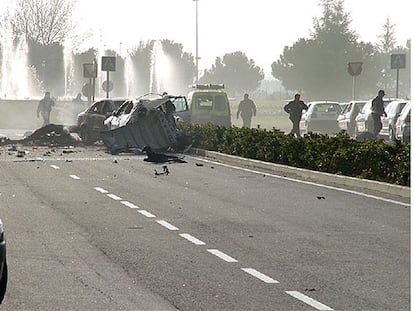 El coche bomba, instantes después de hacer explosión en la avenida de la Ribera del Sena, en el Campo de las Naciones.