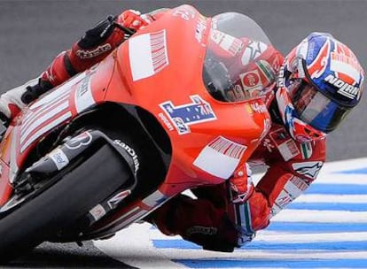 Stoner pilota su Ducati durante la sesión del libres en Motegi.