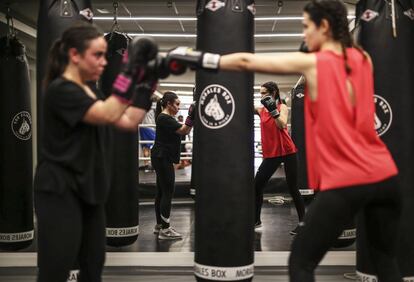Dos mujeres hacen práctica de técnicas de boxeo en Morales Box.