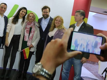 Los líderes de Vox Rocío Monasterio (segunda por la izquierda) e Iván Espinosa de los Monteros (cuarto por la izquierda) junto a simpatizantes y otros dirigentes del partido al término de un mitin en febrero en Torrejón de Ardoz.