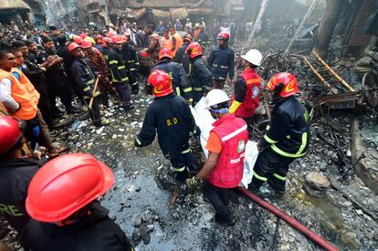 Personal de rescate traslada a una de las víctimas del suceso.