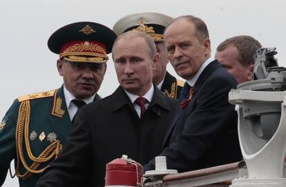 Vladimir Putin (centro), junto al ministro de Defensa Sergei Shoigu (izq.) este jueves en Crimea.