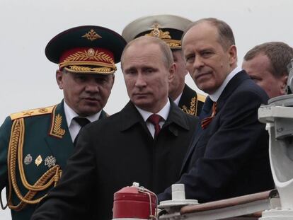 Vladimir Putin (centro), junto al ministro de Defensa Sergei Shoigu (izq.) este jueves en Crimea.