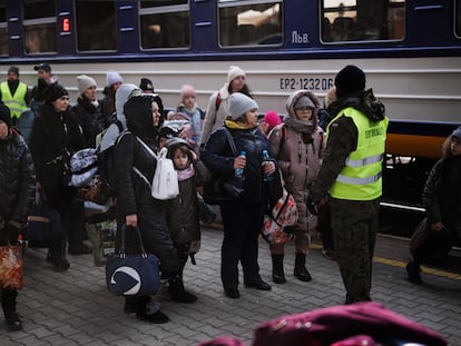 Un grupo de personas procedentes de Ucrania a su llegada a la estación de tren de Przemysl (Polonia).