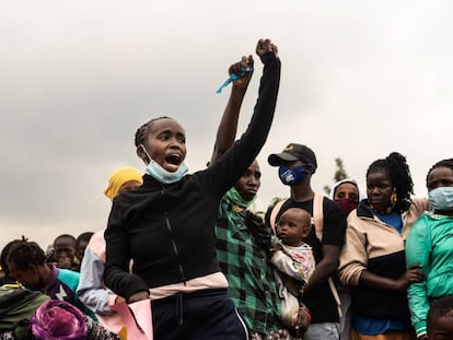 Un grupo de ciudadanos protesta contra la brutalidad policial en el asentamiento de Mathare, en Nairobi, capital de Kenia, el 8 de junio de 2020.