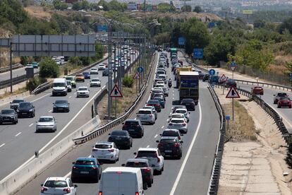 Retenciones en la A-3 dirección Valencia a la altura de Rivas, este viernes.