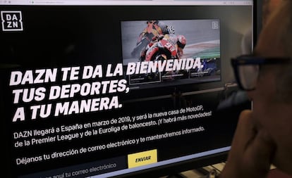 Un usuario accede a la web de DAZN.