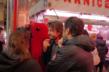 Diego Luna en el Mercado Maravillas de Madrid durante el rodaje de la película 'Ceniza en la boca', el jueves pasado.