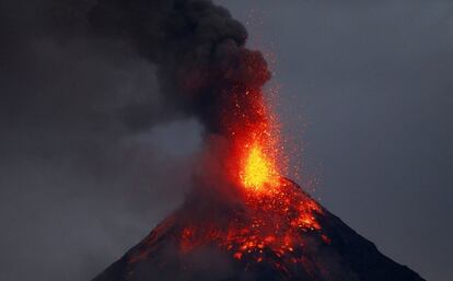 Cerca de 60 vuelos se han visto cancelados debido al volcán, que es el de mayor actividad de Filipinas. En la imagen, erupción del volcán Mayón (Filipinas), el 23 de enero de 2018.