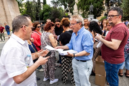 Distribution of Alvise Pérez's electoral ballots, last Friday in Plaza de Colón in Madrid.